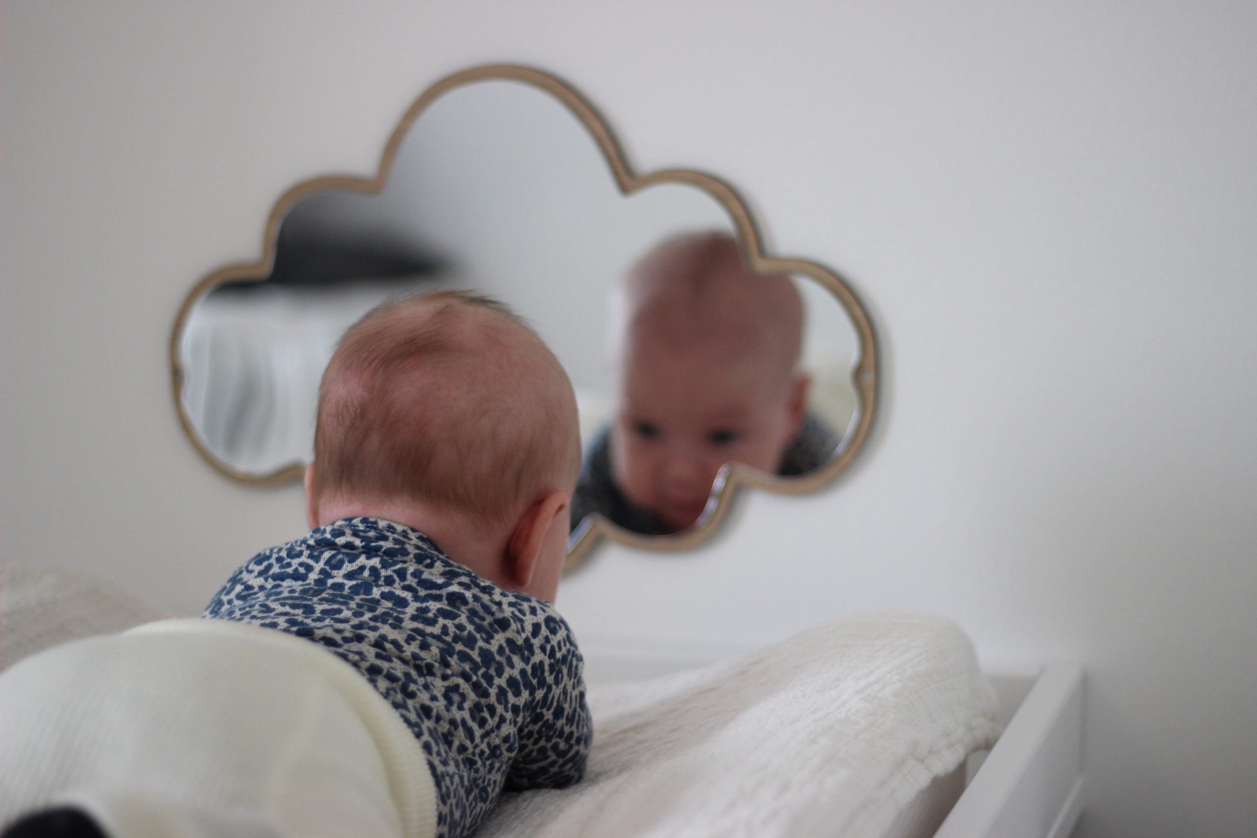L'intérêt du miroir dans le développement de bébé